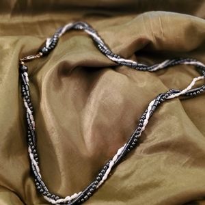 Black & white neckace-